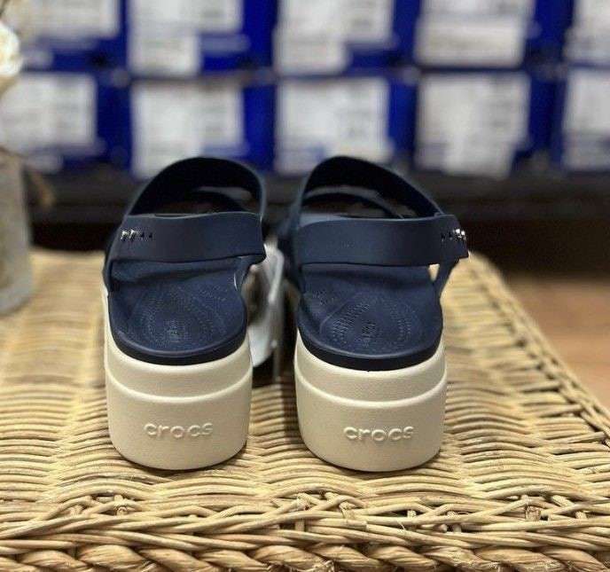 Жіночі Сандалі Crocs Brooklyn Low Wedge Navy /Stucco — фото 4