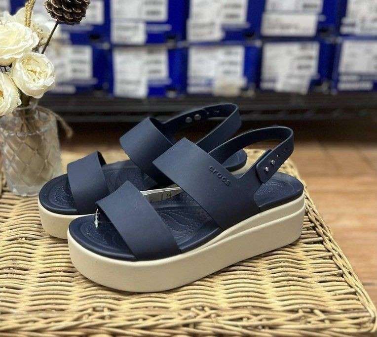 Жіночі Сандалі Crocs Brooklyn Low Wedge Navy /Stucco — фото 5