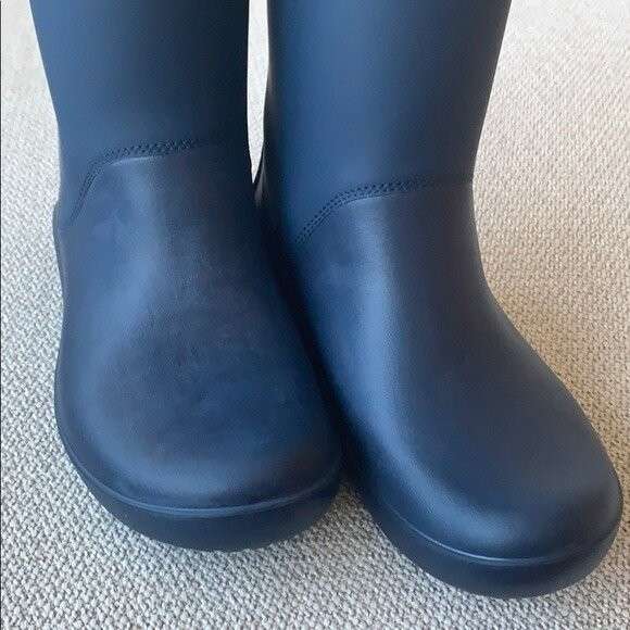 Жіночі гумові чоботи Crocs RainFloe Tall Boot Navy — фото 11