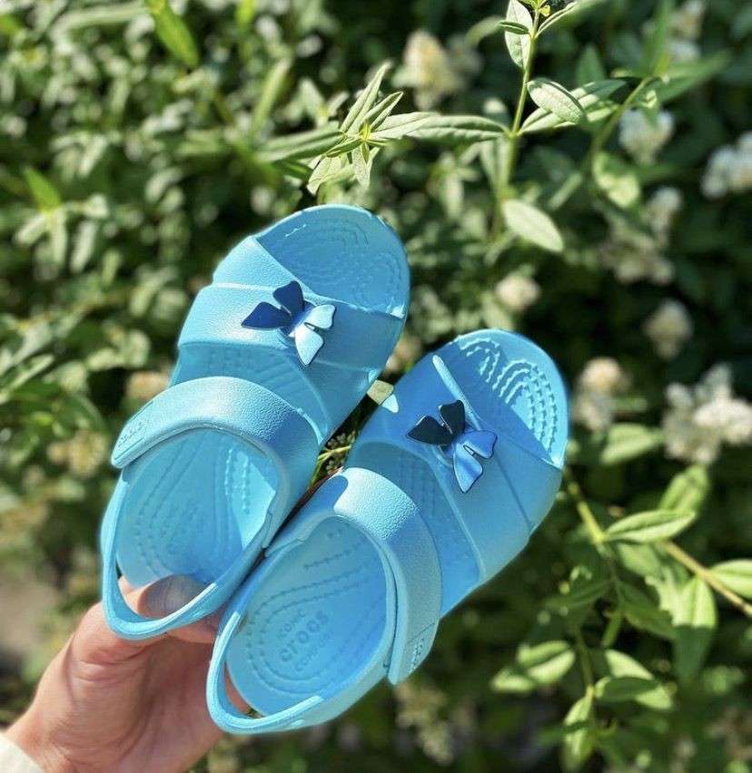 Дитячі сандалії для дівчинки Crocs Classic Kids Cross-Strap Sandal Ice Blue — фото 2