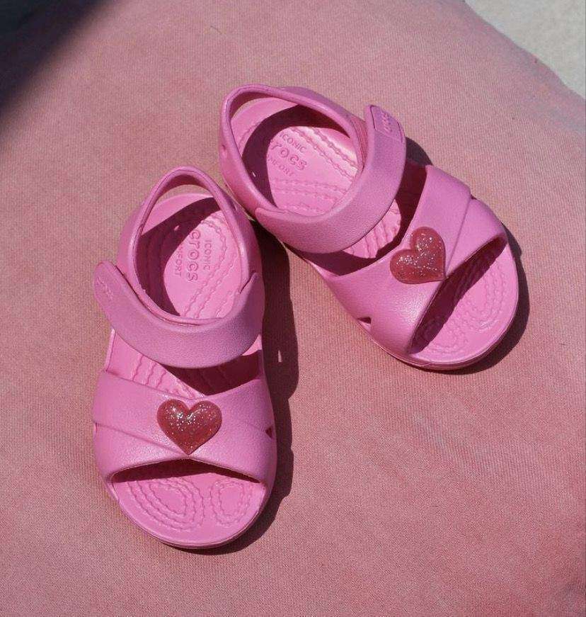 Дитячі сандалії для дівчинки Crocs Classic Cross-Strap Sandal Pink Lemonade — фото 2