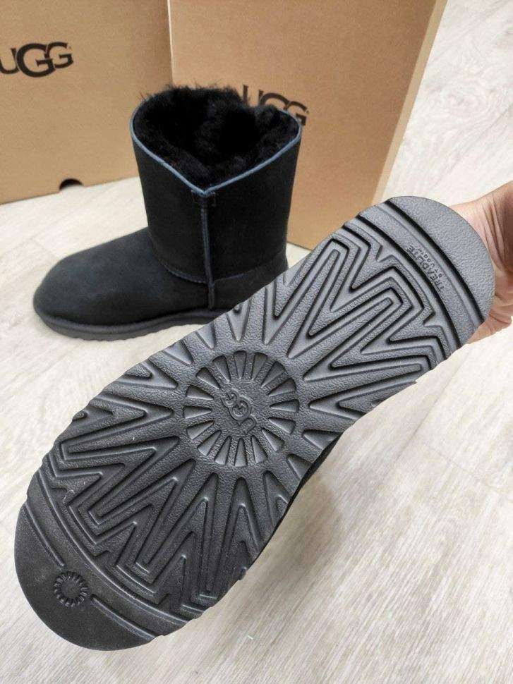 Жіночі UGG Середні Чорні Замшеві з Гудзиком Зваровскі Medium Black Suede Button Svarovsky — фото 7