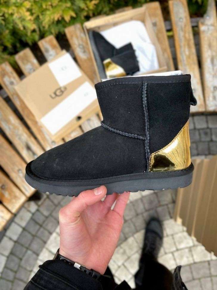 Жіночі UGG Міні Чорні Замша з Золототим Напиленням Mini Black Gold Metallic Suede — фото 11