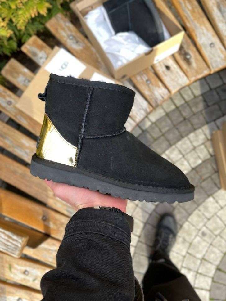 Жіночі UGG Міні Чорні Замша з Золототим Напиленням Mini Black Gold Metallic Suede — фото 8