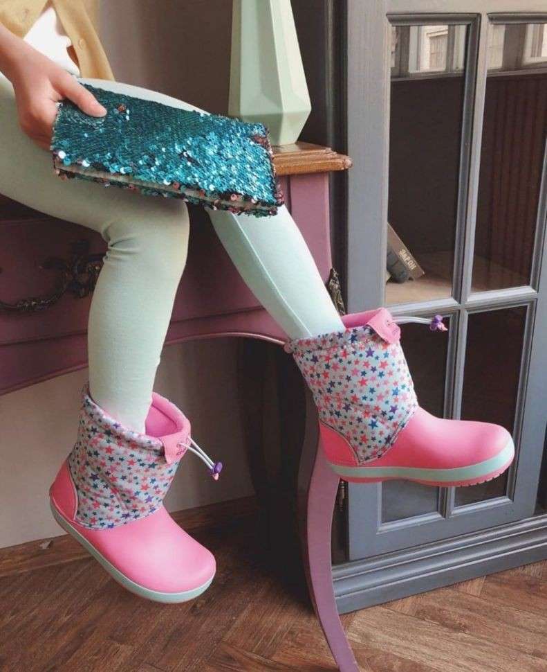 Сапоги Crocs Рожеві Crocband Lodge Point Graphic Winter Boot ce Blue/Pink Lemonade — фото 2