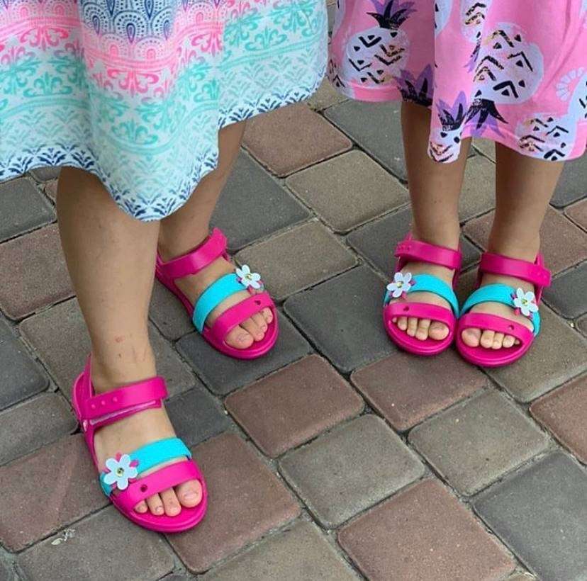 Дитячі сандалії для дівчинки Crocs Keeley Charm Sandal Candy Pink — фото 3