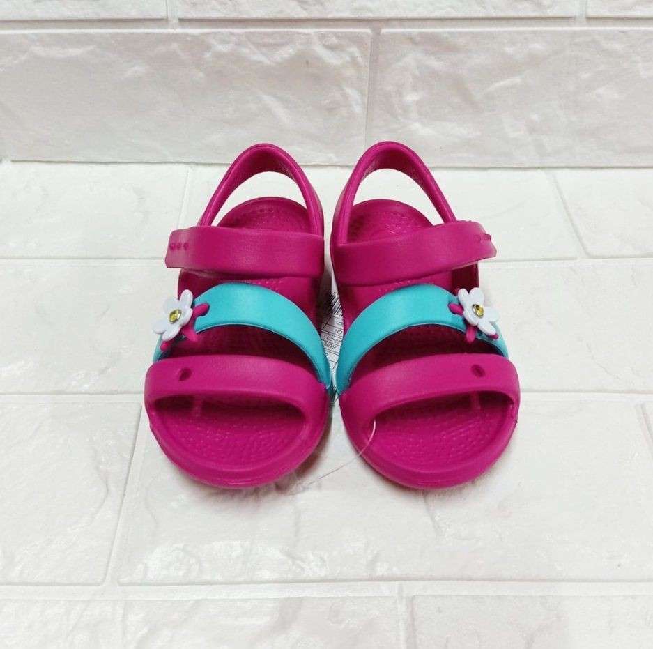 Дитячі сандалії для дівчинки Crocs Keeley Charm Sandal Candy Pink — фото 4