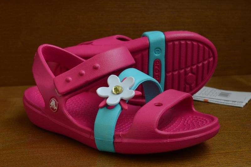 Дитячі сандалії для дівчинки Crocs Keeley Charm Sandal Candy Pink — фото 8