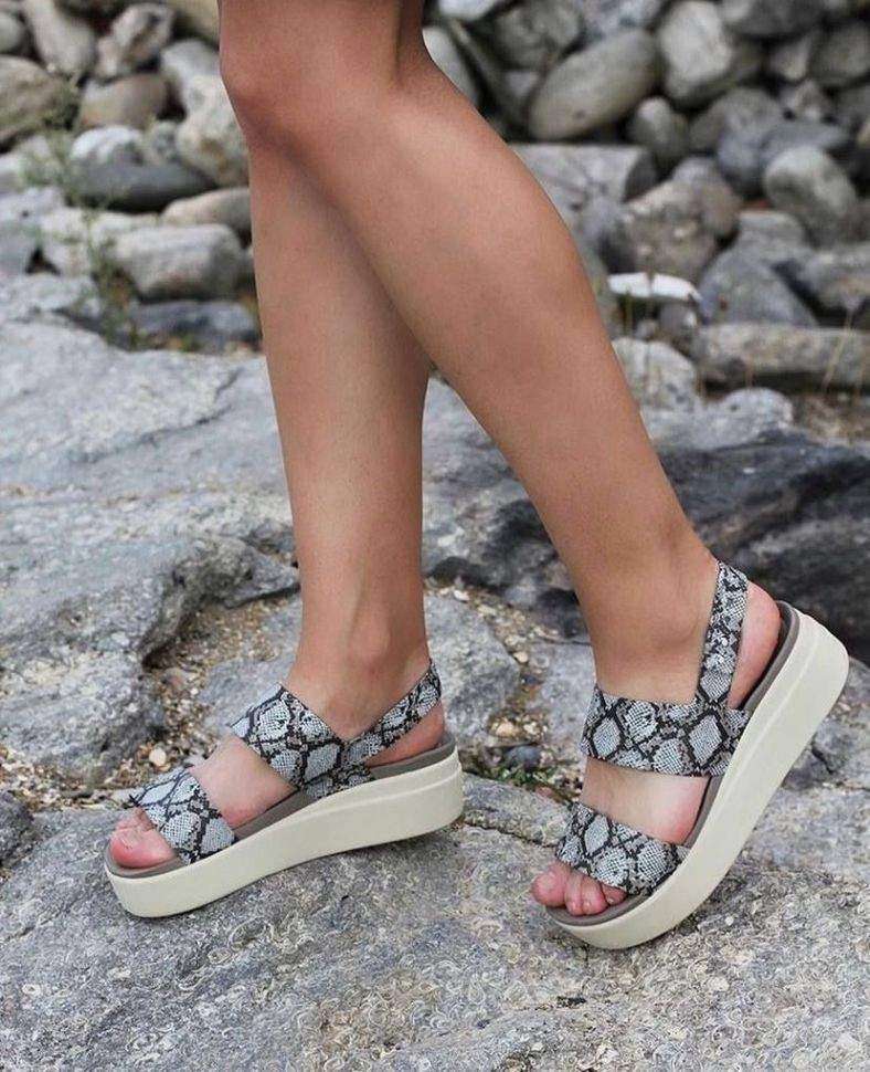 Жіночі Сандалі Crocs Sandale Brooklyn Low Wedge Multi/Stucco — фото 2