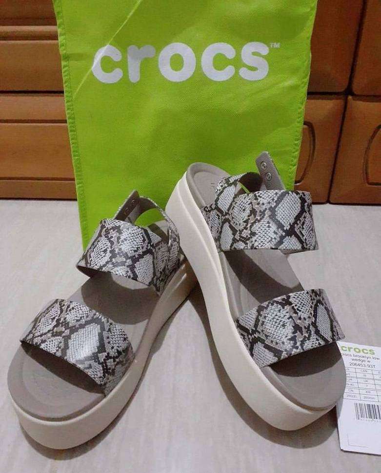 Жіночі Сандалі Crocs Sandale Brooklyn Low Wedge Multi/Stucco — фото 4