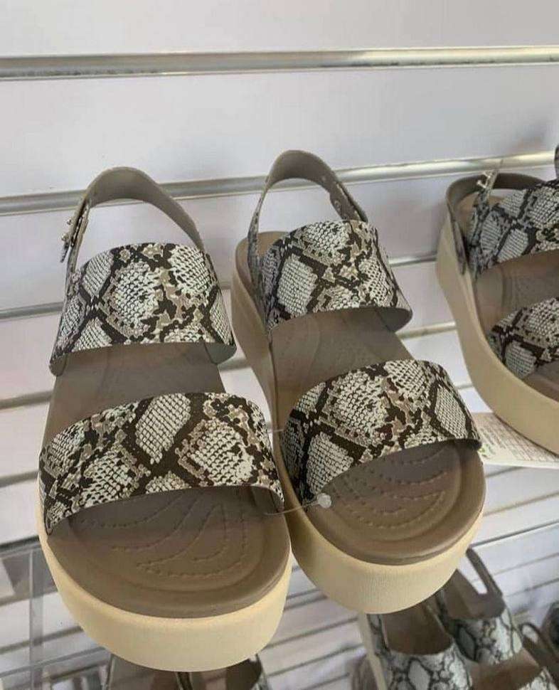 Жіночі Сандалі Crocs Sandale Brooklyn Low Wedge Multi/Stucco — фото 6