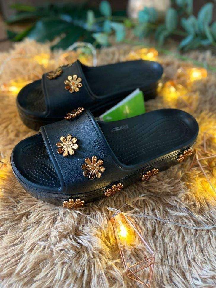 Жіночі шльопанці Crocs Women's Crocband Platform Metallic Blooms Slide Black — фото 3